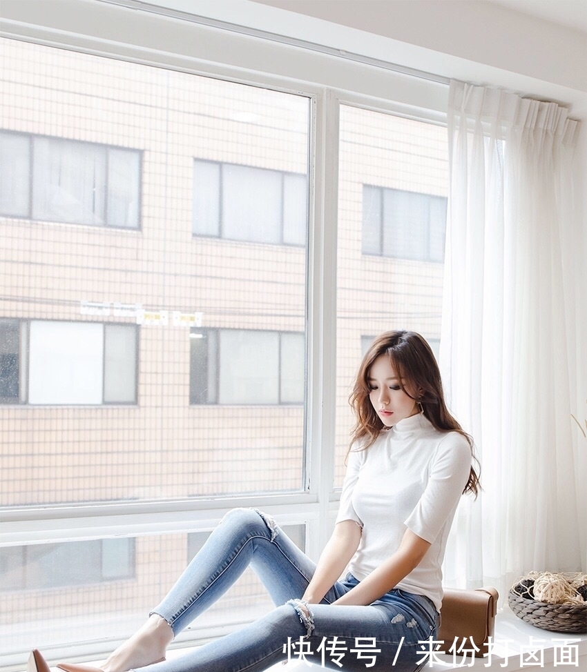  美女：美女穿牛仔裤的时尚，重点和亮点都在身后！