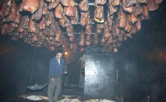 农村熏腊肉几千年没污染环境，现在有人却说:过年熏腊肉污染环境