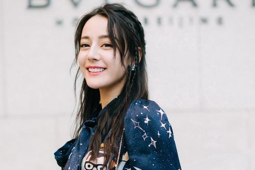 迪丽热巴隐瞒多年孩子终曝光,微博看真相,杨幂:孩子他爸是谁?