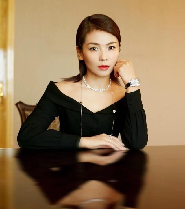  「女人」不管多大年纪女人，都要避开这4种“大妈发型”，颜值再高都没用