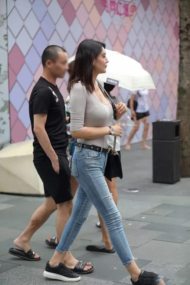 靓丽街拍:丰腴紧身牛仔裤辣妈，傲人身姿很惹眼，看着像混血美女!