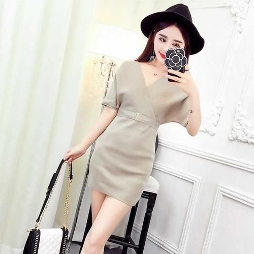 女人不要总穿短裤了，如今流行的裙子更养眼，同事都夸有眼光