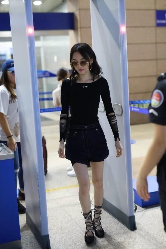 同戴圆框墨镜，张韶涵变复古摩登女郎，周迅却像算命先生!