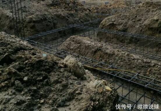 地基抬高1.2米惹不满，砸60万建三层，完工后邻居们无话可说