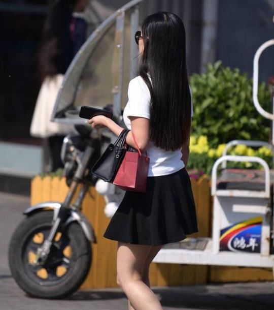  『最前沿』街拍:笑容甜美的小姐姐,一条小连衣裙,走在时尚最前沿