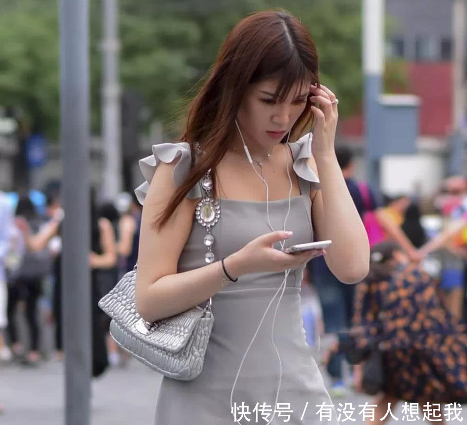 路人街拍，小姐姐气质清新靓丽，搭配灰色连衣裙，看上去魅力十足
