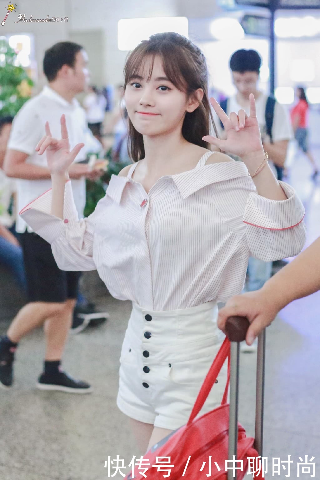 鞠婧祎红T配短裙现身,大长腿藏不住,网友:谁说她腿短了?!