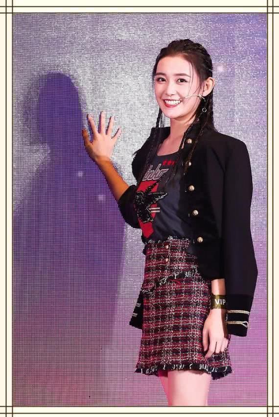 蒋依依完全长开了真美，不过这双腿才是真亮了，网友:这腿简直了