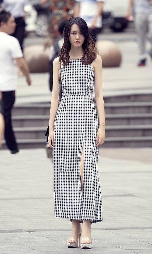 街拍：小姐姐不仅身材匀称有型又气场满满，极具女人味！