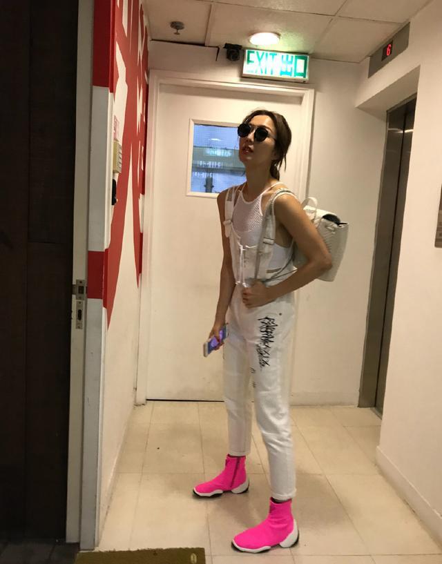 46岁郑秀文解锁新时尚，外套只穿一半 鞋子不同色，网友：就服你