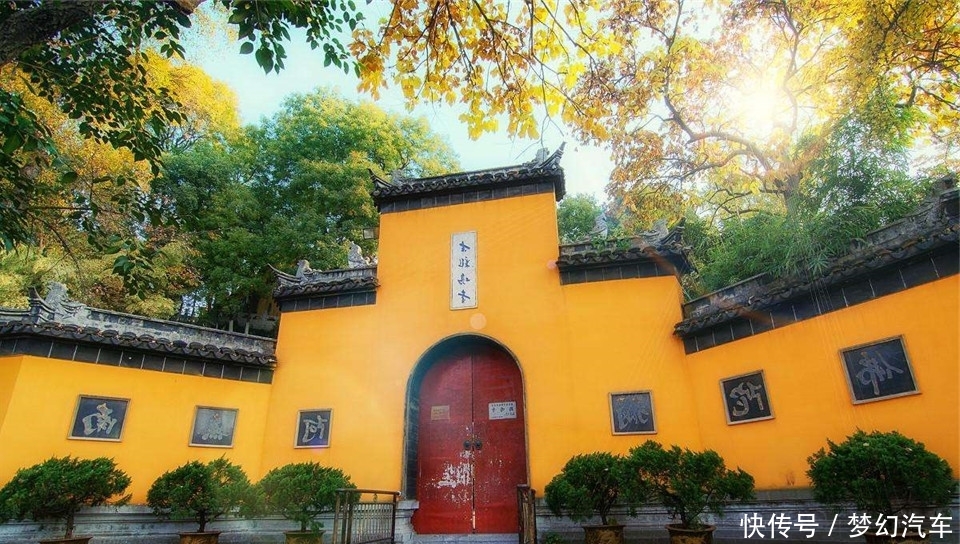 世界最大“卧佛”,横卧在山脚下面,游客:不敢去拜,瘆得慌!