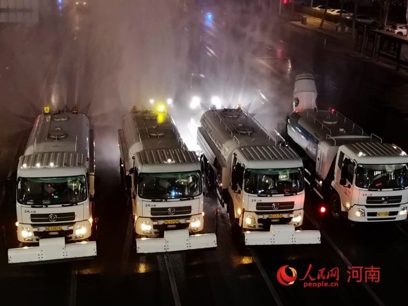  防控■夜战疫情防控！郑州824条道路喷洒消毒液实施消杀