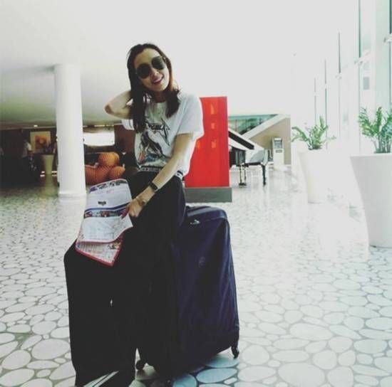 范玮琪休闲装扮现身机场 甜笑撩发元气满满