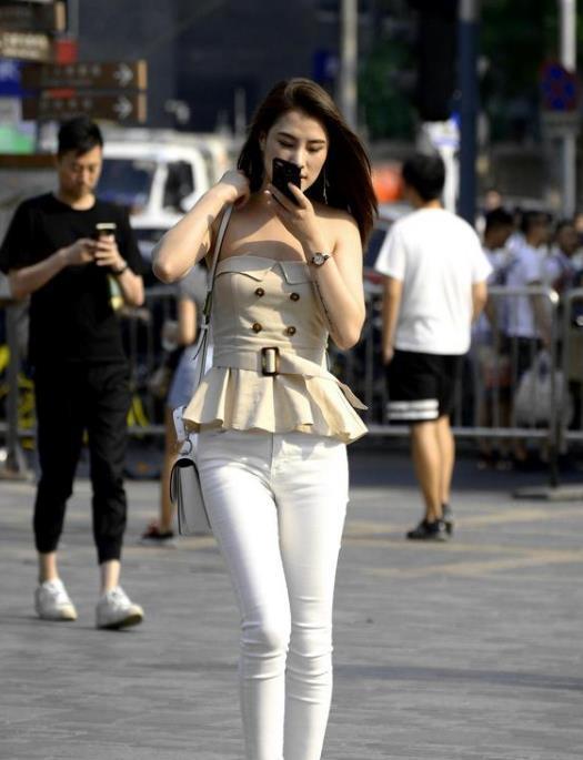 连衣裙■街拍出水芙蓉的美女,一件卡其色的连衣裙,时尚靓丽气息迷人