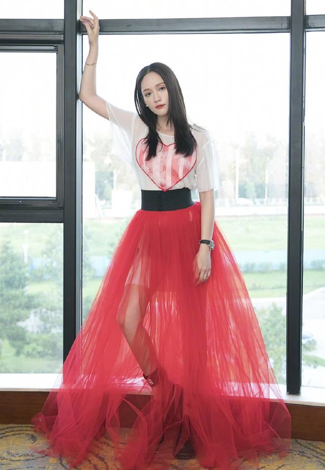 陈乔恩和小18岁的张雪迎撞造型都没输少女感，却在体型上分出胜负