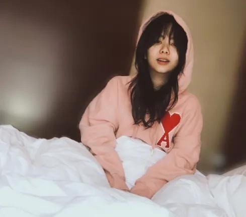 『起床』谭松韵刚起床就拍照,看清整体效果,才明白女明星素颜有多上镜