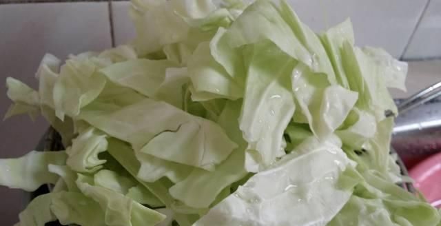  「口感」包菜烧牛肉好吃的秘决，肉汁与蔬菜汁亲密组合，酸脆爽口，口感爆发