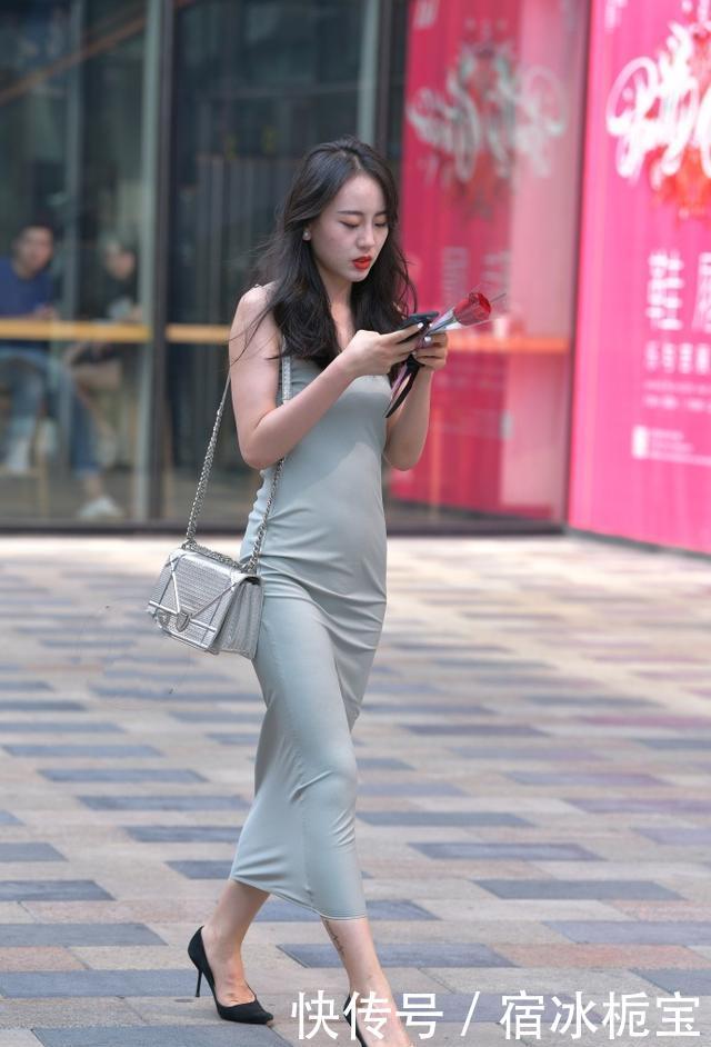 # 打电话#比出胜利的手势,笑容真甜美!,街拍:打电话的小姐姐