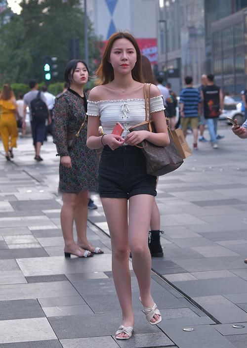  『拥有』女神潮范儿美搭！街拍美女：拥有一双大长腿，才是好身材的标配！