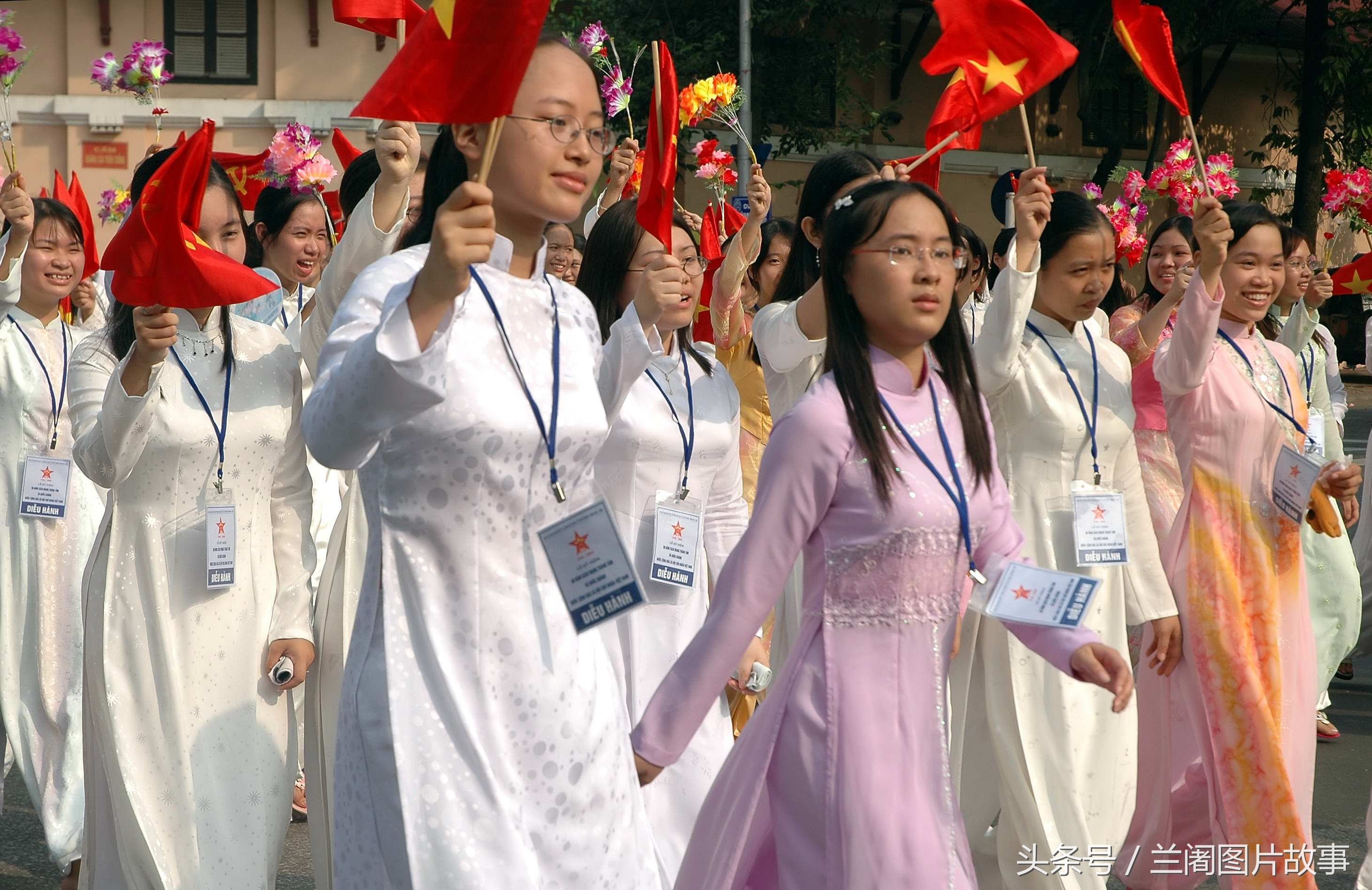 越南“奥黛”的起源和中国旗袍有关，你觉得奥黛漂亮吗?