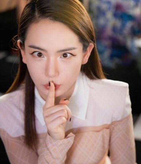 戚薇真厉害，这款“法老妆”优雅又霸气，还遮住了“假眼皮”!