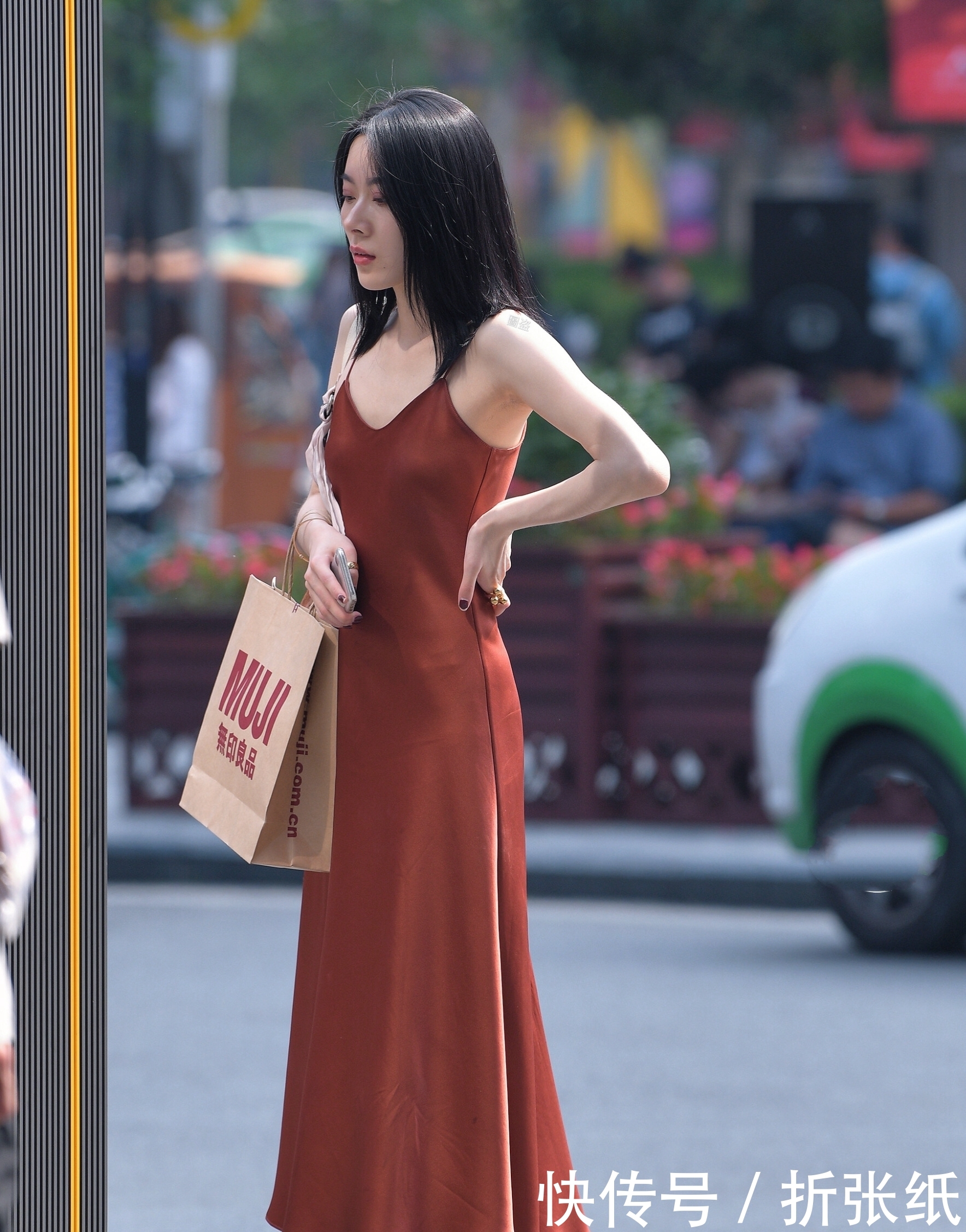  『尽显』路人街拍：美女长发披肩，一袭真丝长裙，性感十足，尽显完美身材