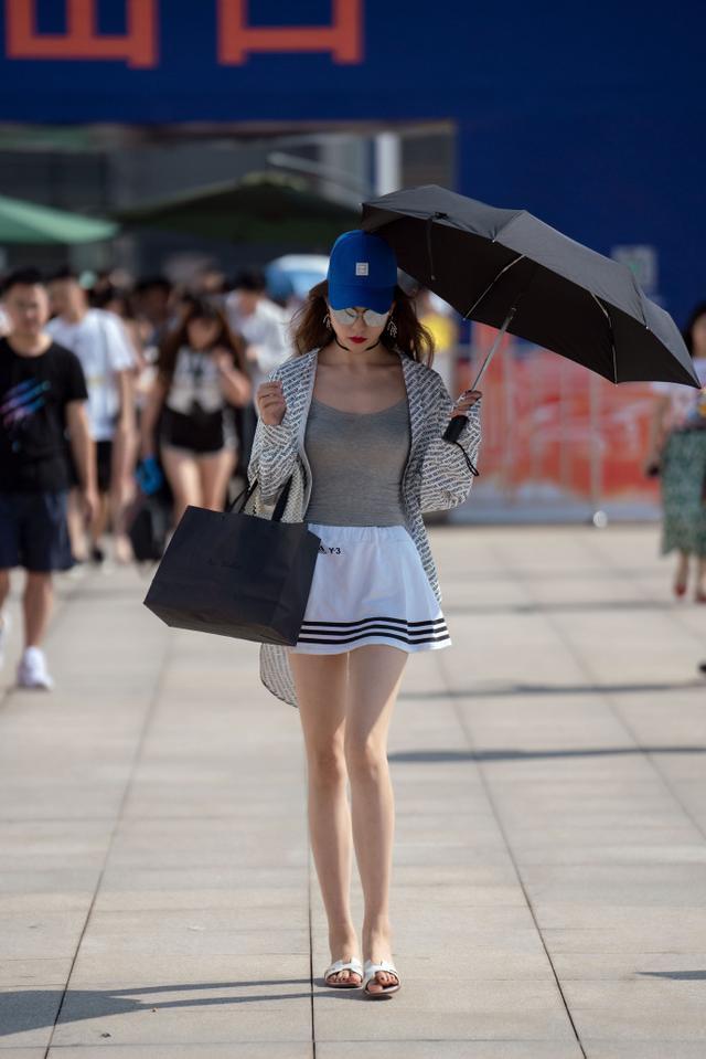 路人街拍，小姐姐下身搭配紫色紧身的裙子，很有女人味