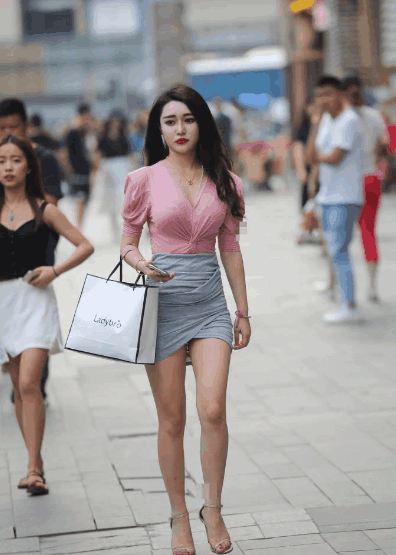 街拍: 贴身的粉色打底包臀裙, 走在街头都格外的自信