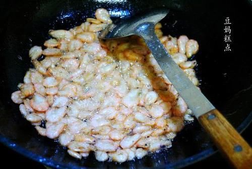  「适合」韭菜炒河虾，4月正当吃，鲜香味美，特别适合孩子