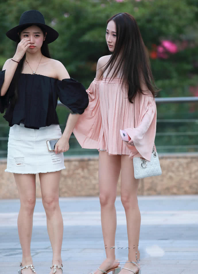 时尚俏丽小姐姐街头大秀美腿。路人:谁输谁赢真的很难分辨出来呀