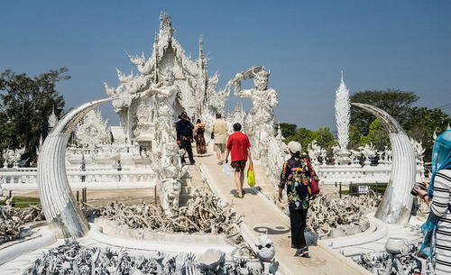 泰国被龙包围的寺庙,20年前就开始建造,已对外开放却仍未建成