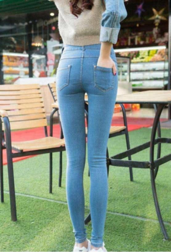 牛仔裤勾勒出性感美腿，别的衣服都不容易做到!