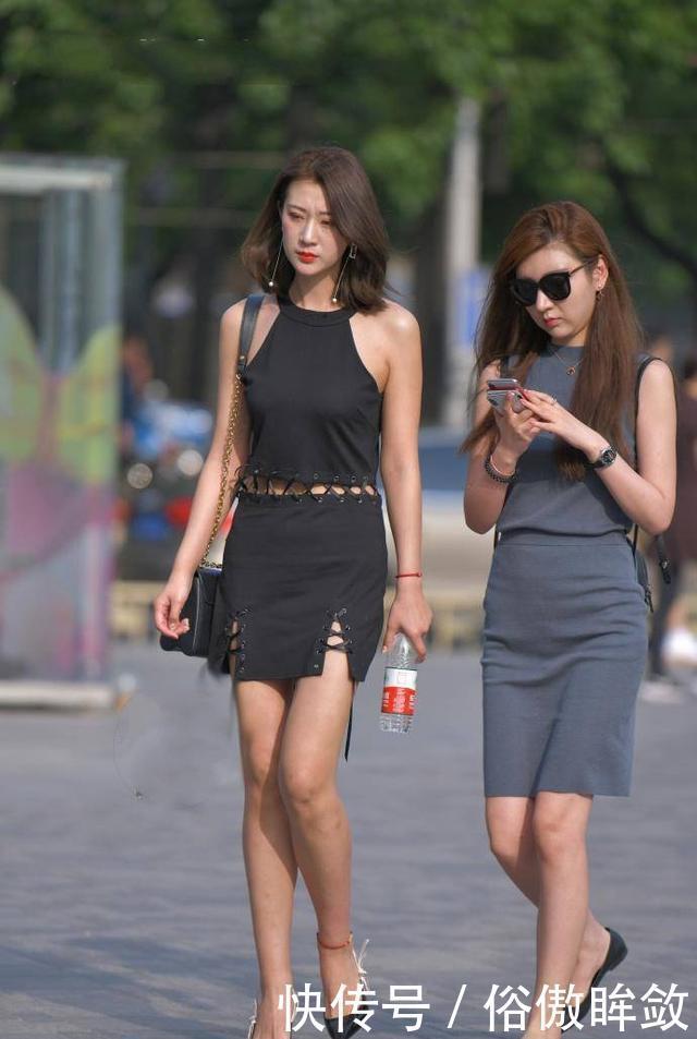  『不失』街拍时尚姐妹花，分别穿黑色与灰色连衣裙，休闲又不失女人味