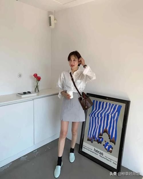 『 反差感』+ 裙子”才是今春王炸穿搭，扔掉高跟鞋！“平底鞋