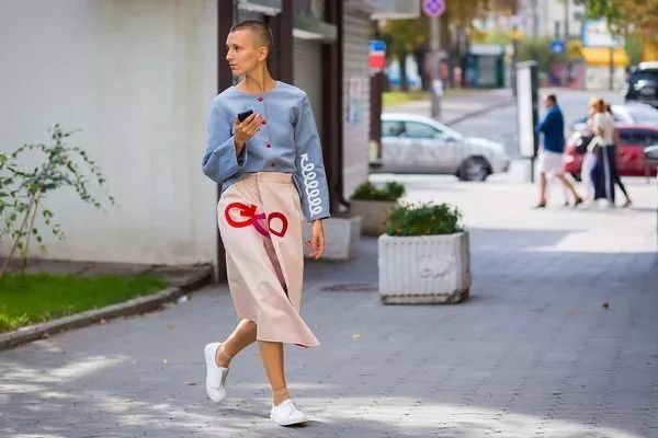 最佳| 裙子+球鞋是夏天最舒服最美的穿搭，别说你还不知道!