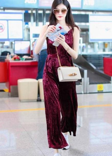 何穗深V连体裤现身, 白到发光, 网友: 上厕所怎么办?