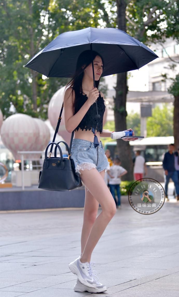 街拍美女合集:露腿的长腿小姐姐走哪都好吸睛!