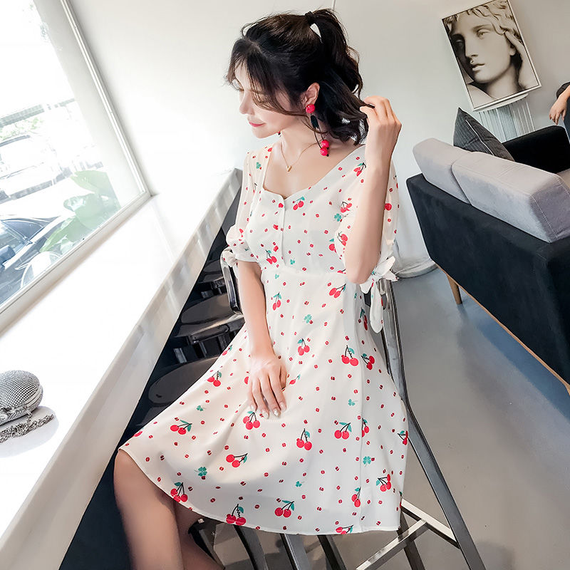 女人超短裤配T恤早OUT了，现最火“女神装”，薄而不透还凉爽