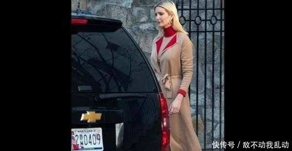 『卡变』伊万卡变时装模特,米色外套连衣裙配及膝长靴,领口一抹红色吸睛