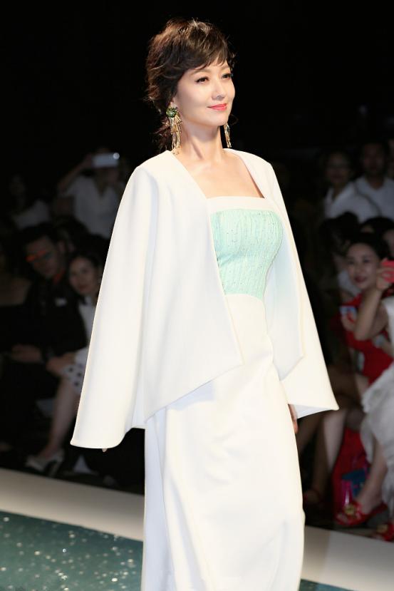 赵雅芝63岁，刘嘉玲52岁，两人同穿白色披风，差距竟如此尴尬！