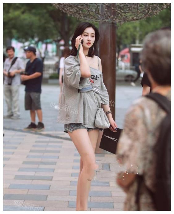 街拍：图七穿超短裤上阵，白皙水嫩的长腿，看了两眼放光！