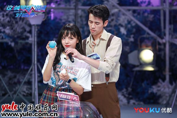 曹煜辰机场街拍质感高级 重新定义“文艺潮男”