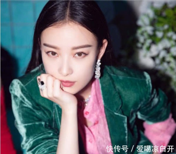 倪妮厉害呀！为显腿长脚踩两根针站一刻钟，脚背脚尖垂成一条线