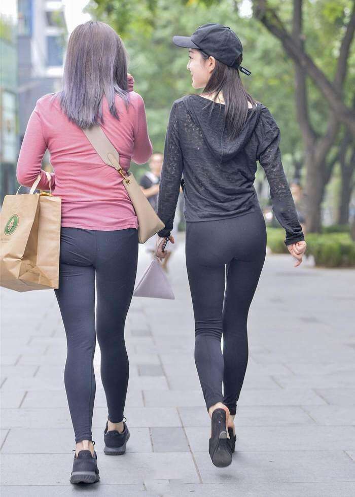 街拍: 紧身裤的姐妹花,都很好看啊
