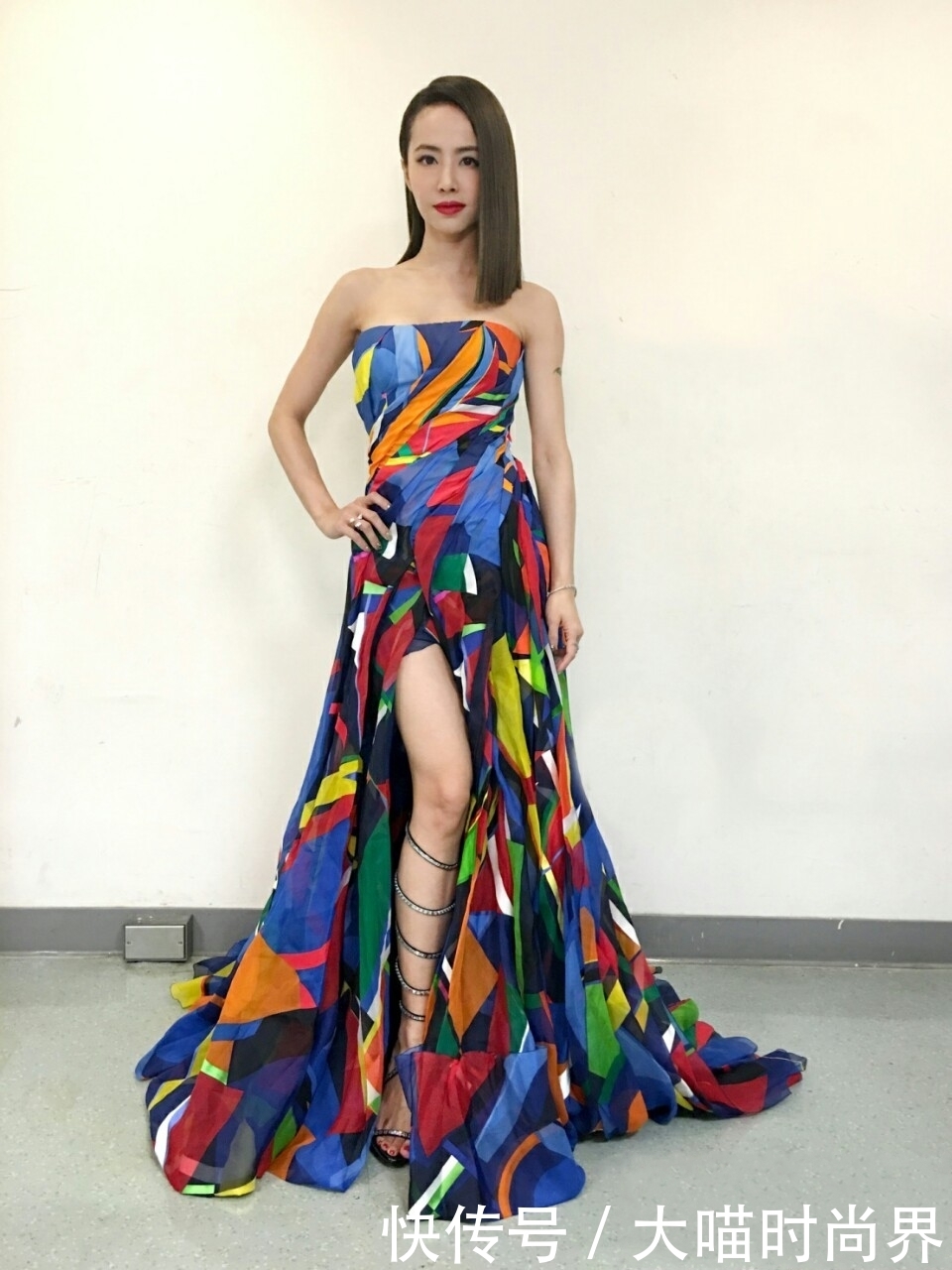 蔡依林开叉裙现身，这身材简直在拉仇恨，网友：身高不是事儿！