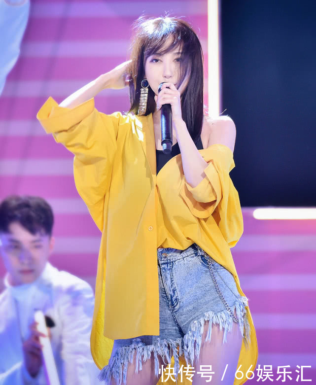 李菲儿登台献唱，热裤大秀“漫画腿”，网友：身材吊甩杨颖几条街