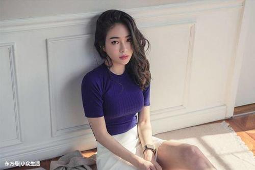 街拍：看看路人如何穿出灵动视觉，小姐姐牛仔短裤体现优美气质