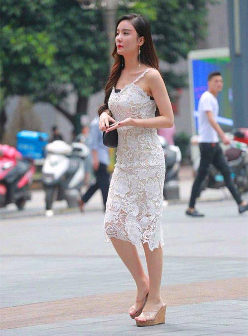 街拍:粉嫩的颜色显得美女更加白皙甜美,两个小姐姐都美丽动人!