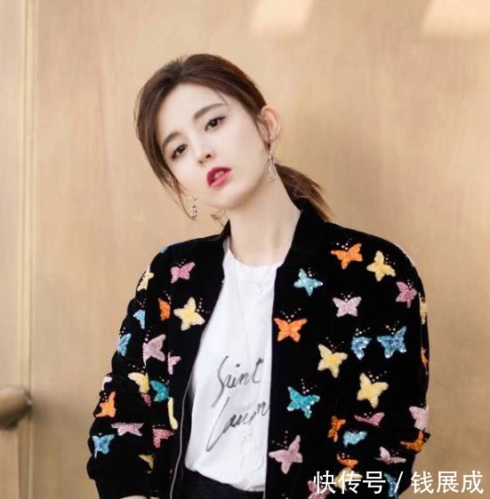 古力娜扎的高跟鞋太另类了，就靠一只筷子撑着好怕它断掉