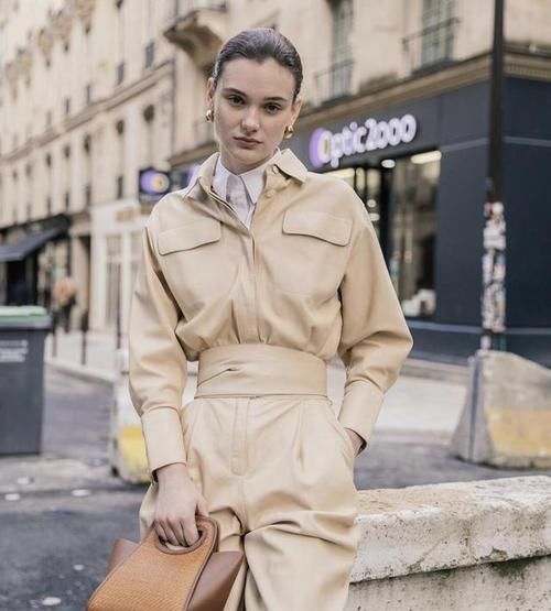  『色系的衣服』小个子女生的正确穿搭，这样穿1米5也能变成1米7，轻松拯救小短腿